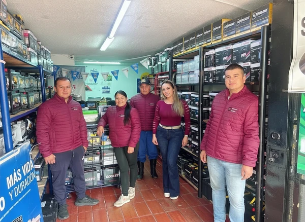 Equipo de Bogotana de Baterías en su punto de venta en Bogotá